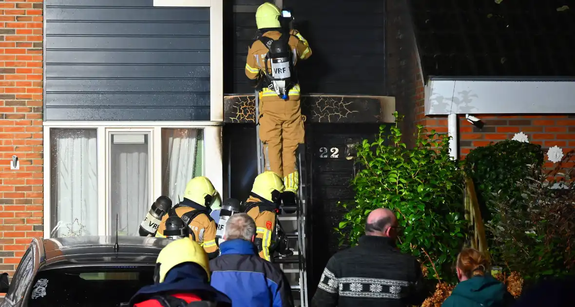 Brandweerlieden zoeken naar brand bij woning