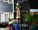 Brandweerlieden zoeken naar brand bij woning