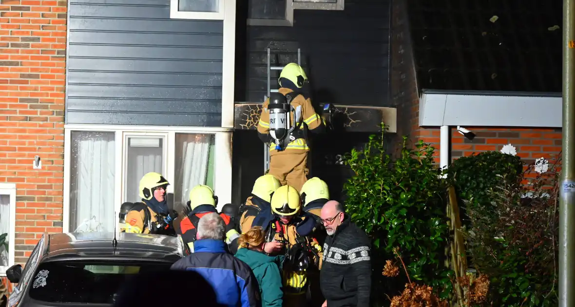 Brandweerlieden zoeken naar brand bij woning - Foto 1