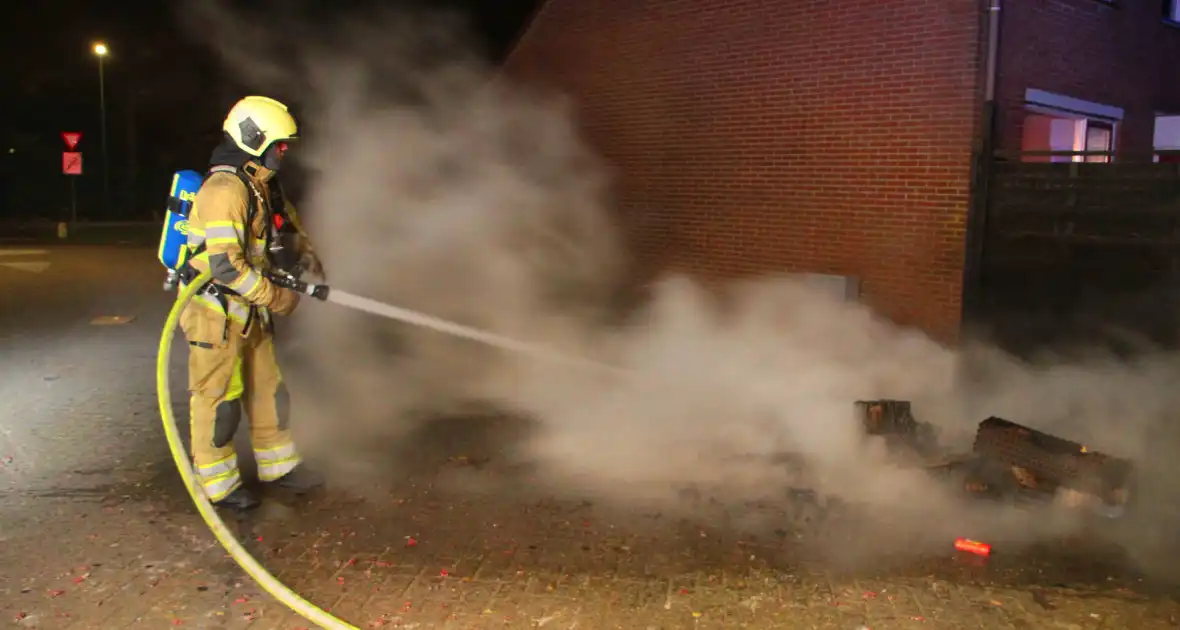 Vreugdevuur dreigt over te slaan naar schutting - Foto 1