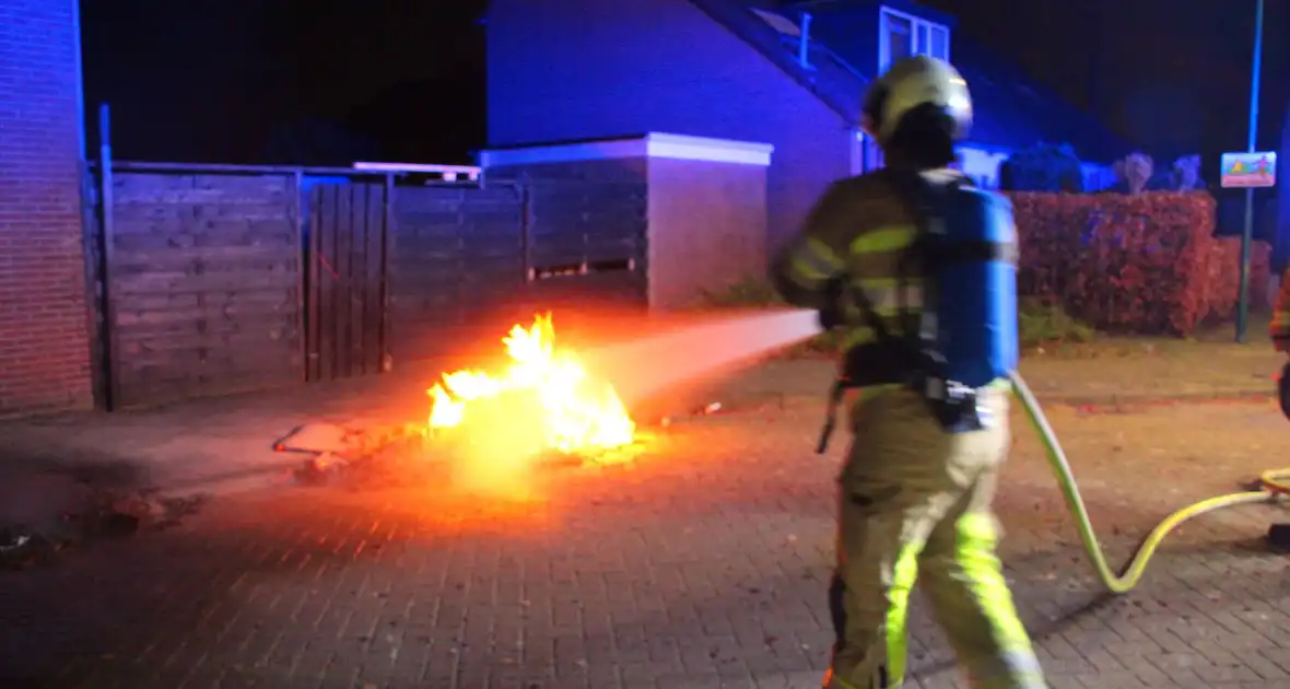 Vreugdevuur dreigt over te slaan naar schutting - Foto 10