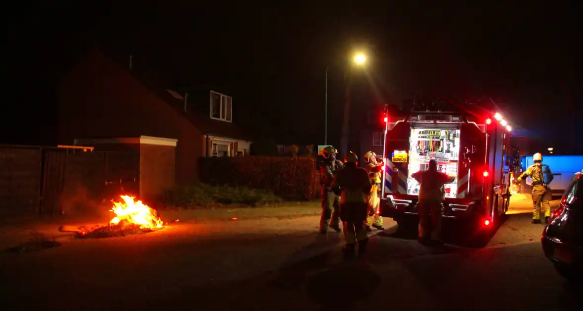 Vreugdevuur dreigt over te slaan naar schutting - Foto 11