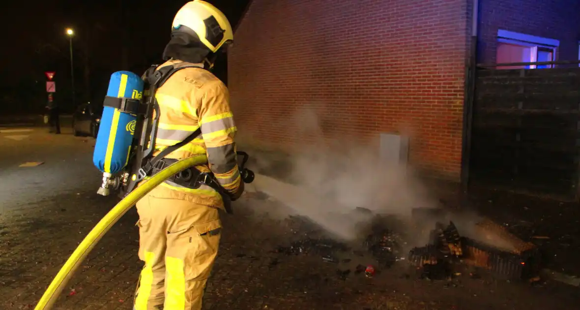 Vreugdevuur dreigt over te slaan naar schutting - Foto 3