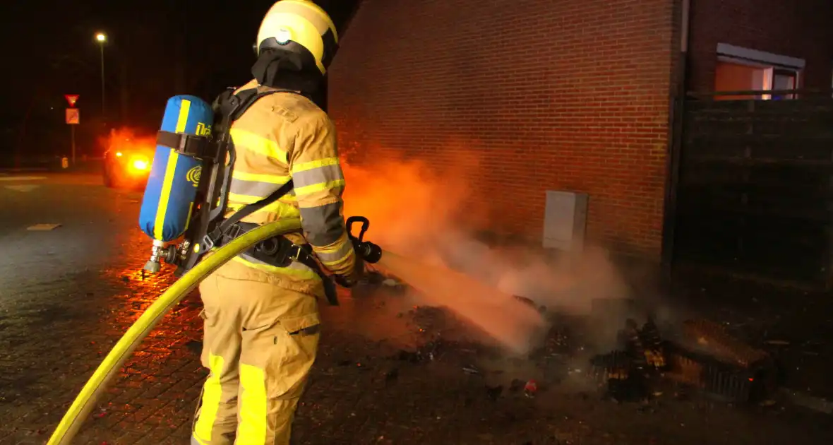 Vreugdevuur dreigt over te slaan naar schutting - Foto 4