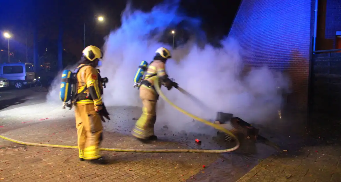 Vreugdevuur dreigt over te slaan naar schutting - Foto 5