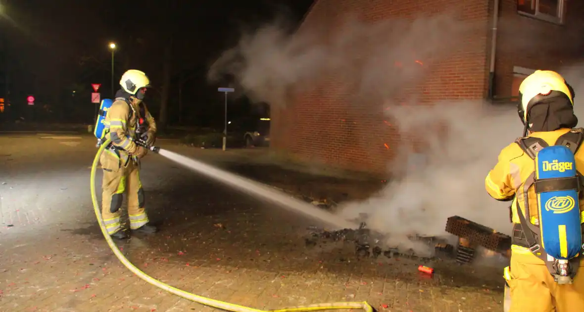 Vreugdevuur dreigt over te slaan naar schutting - Foto 6