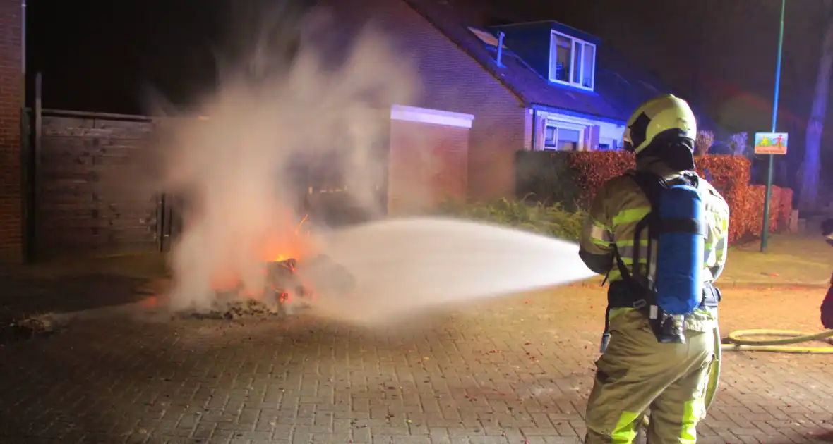 Vreugdevuur dreigt over te slaan naar schutting - Foto 8