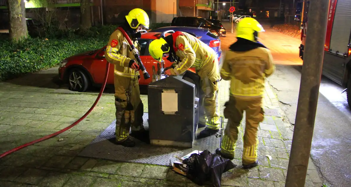 Vuurwerk veroorzaakt brand in ondergrondse vuilcontainer - Foto 1