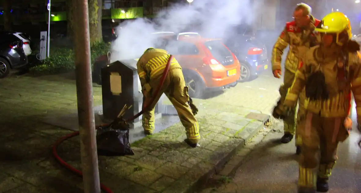 Vuurwerk veroorzaakt brand in ondergrondse vuilcontainer - Foto 2