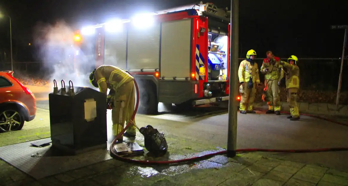 Vuurwerk veroorzaakt brand in ondergrondse vuilcontainer - Foto 4