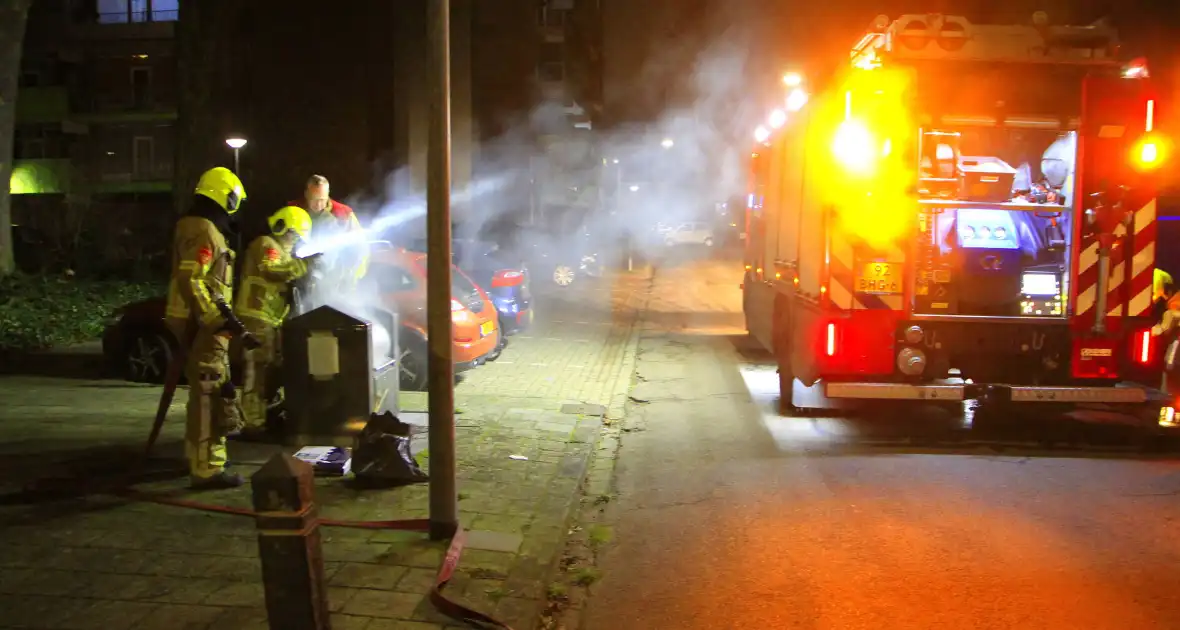 Vuurwerk veroorzaakt brand in ondergrondse vuilcontainer - Foto 6