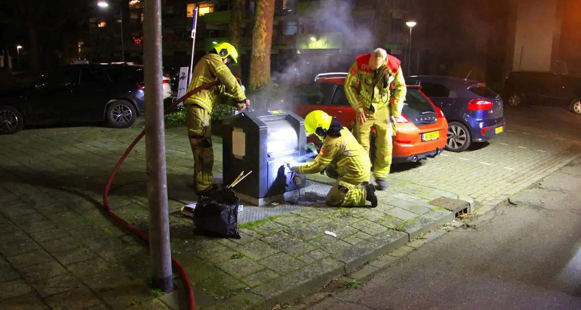 Vuurwerk veroorzaakt brand in ondergrondse vuilcontainer - Foto 7