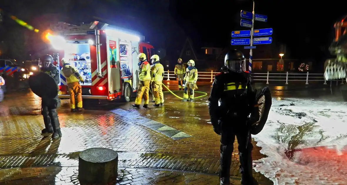 Brand op kruising onder politie begeleiding geblust