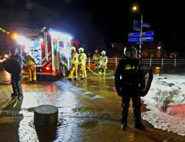 Brand op kruising onder politie begeleiding geblust