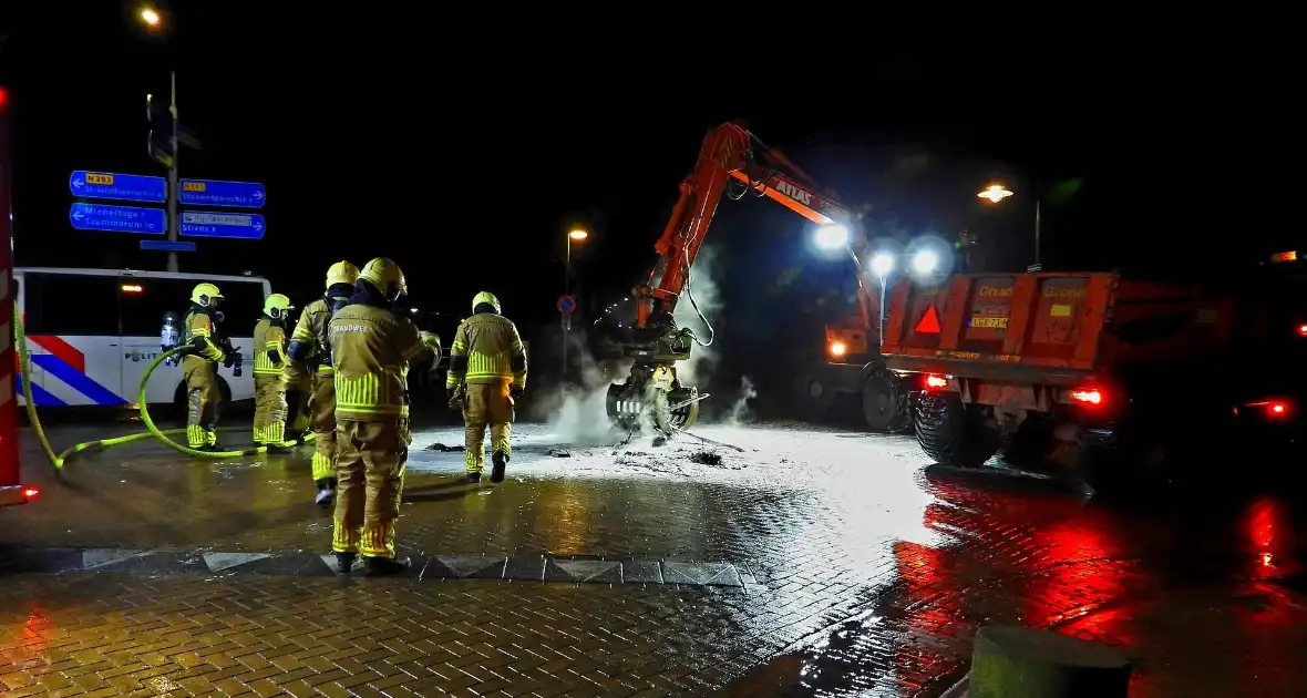 Brand op kruising onder politie begeleiding geblust - Foto 6