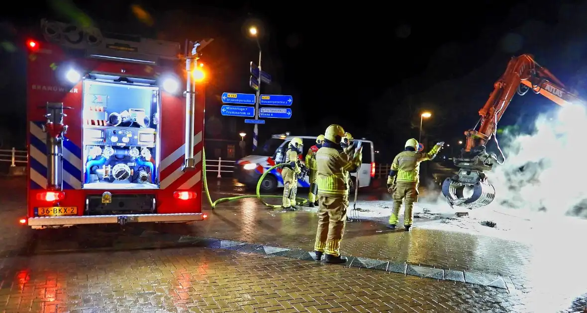 Brand op kruising onder politie begeleiding geblust - Foto 7