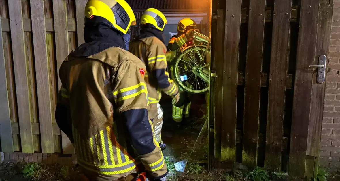 Brandweer dooft brand in schuur