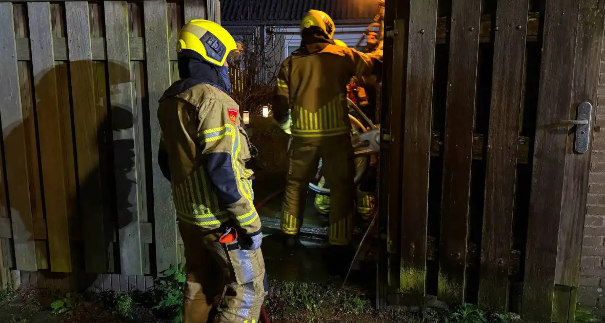 Brandweer dooft brand in schuur - Foto 1