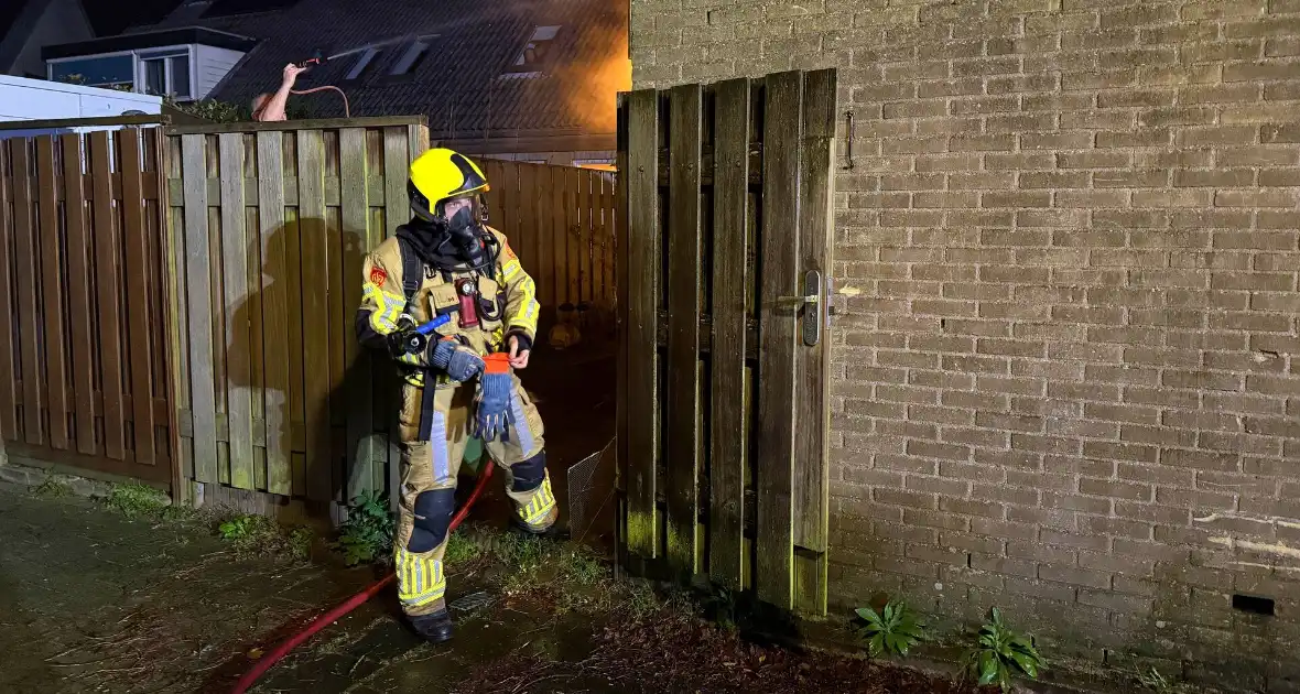 Brandweer dooft brand in schuur - Foto 4