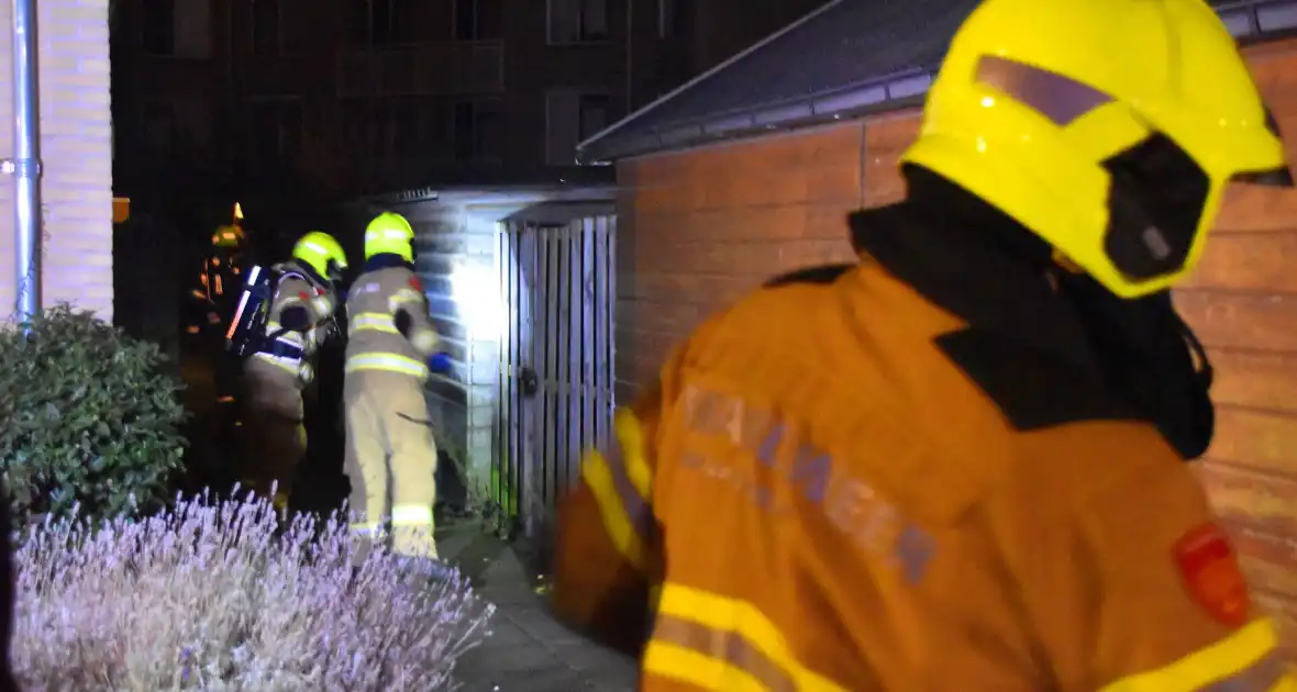 Brandweer langer onderweg naar containerbrand in achtertuin