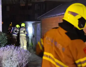 Brandweer langer onderweg naar containerbrand in achtertuin