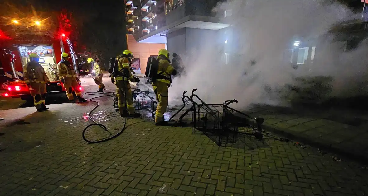 Meerdere winkelwagens in brand gestoken