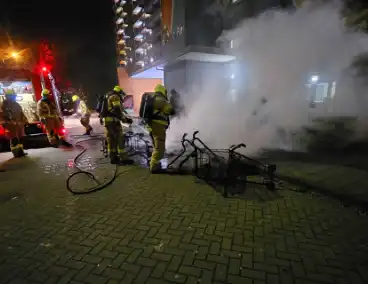 Meerdere winkelwagens in brand gestoken