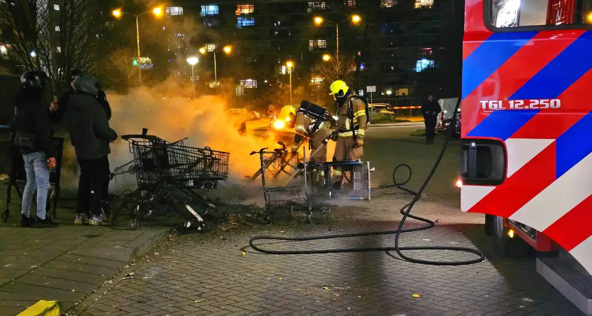 Meerdere winkelwagens in brand gestoken - Foto 1