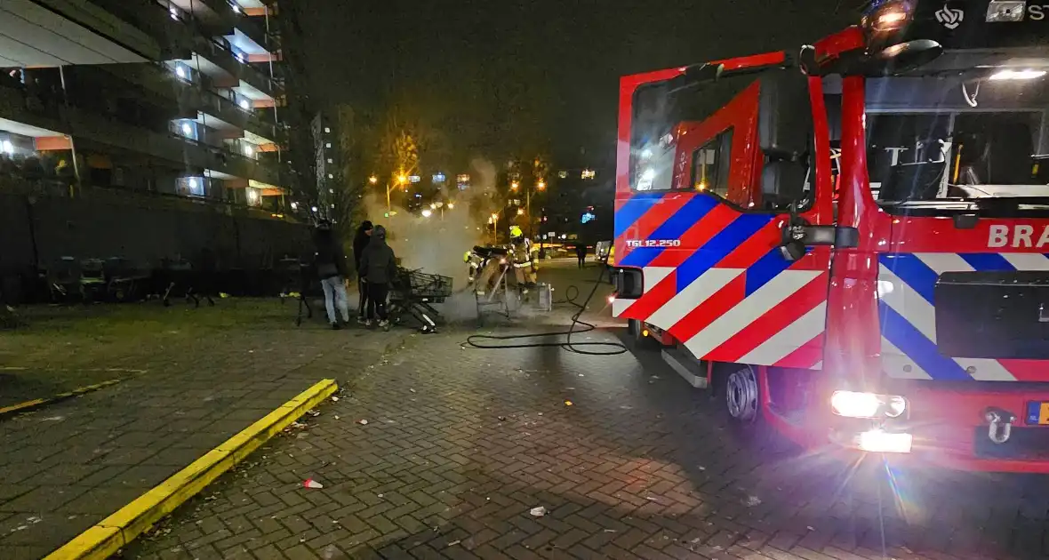 Meerdere winkelwagens in brand gestoken - Foto 2