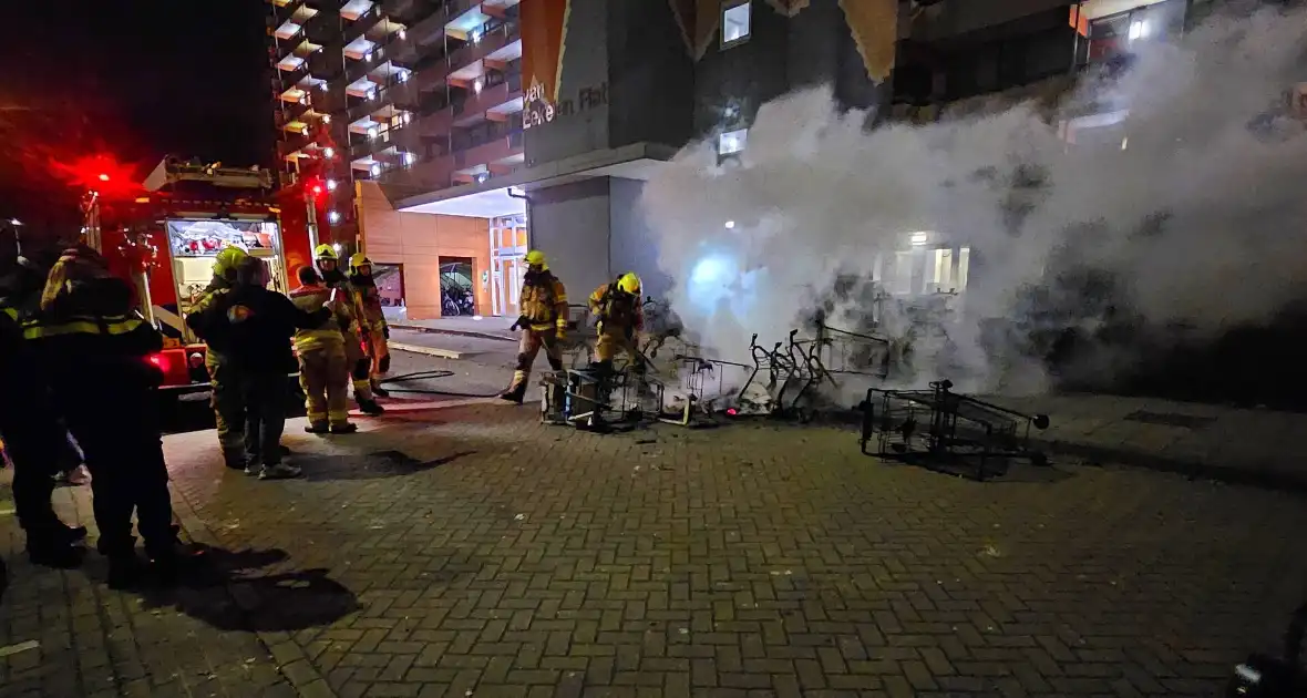 Meerdere winkelwagens in brand gestoken - Foto 3