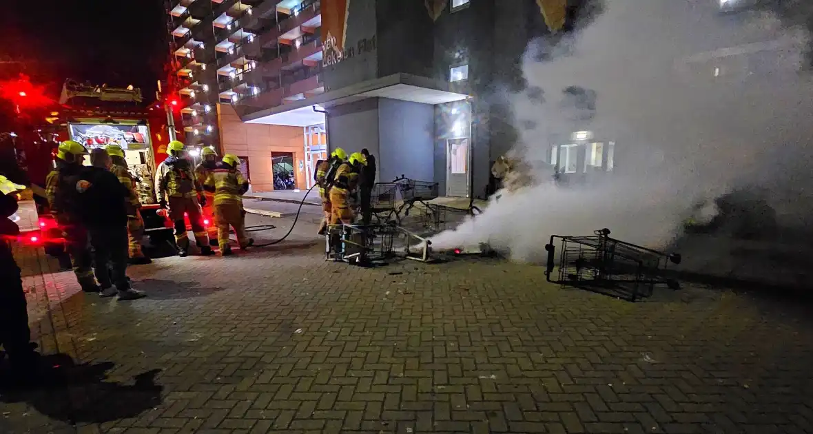 Meerdere winkelwagens in brand gestoken - Foto 4