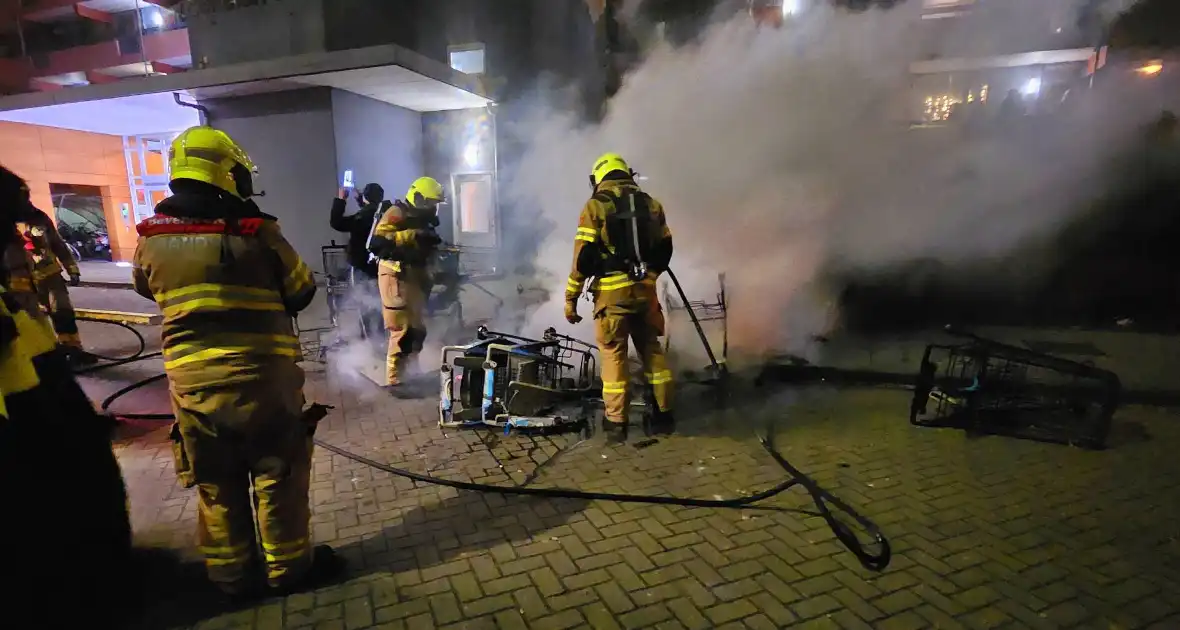 Meerdere winkelwagens in brand gestoken - Foto 5