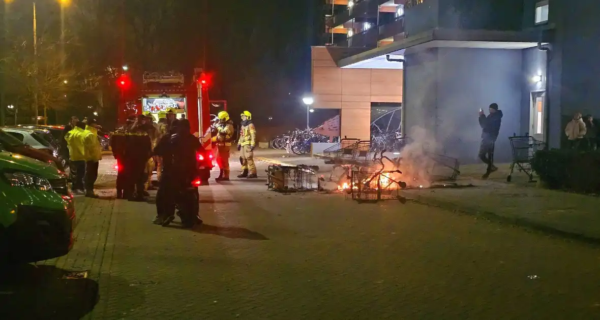 Meerdere winkelwagens in brand gestoken - Foto 6