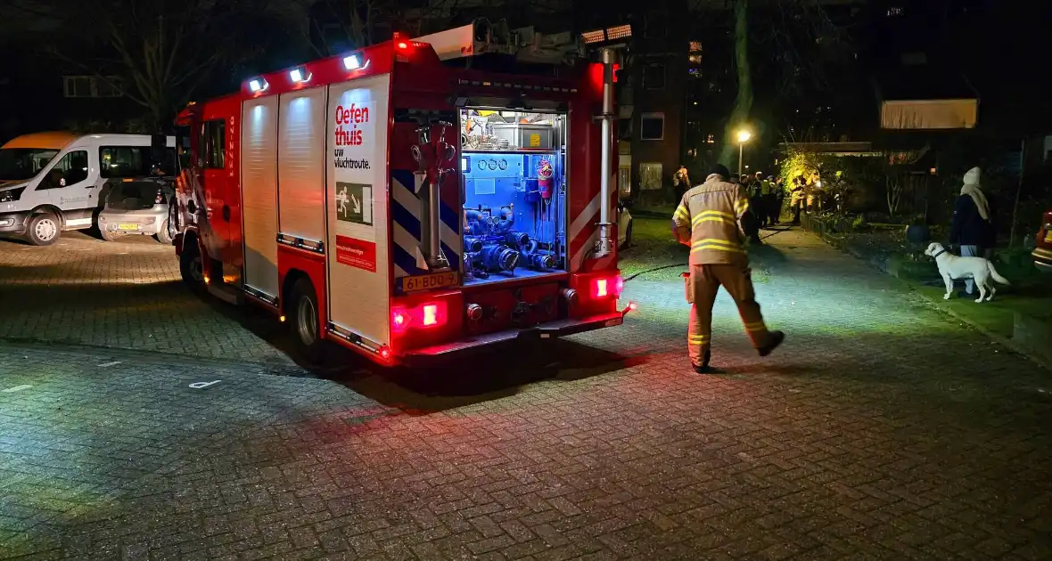 Kliko met olie in brand tegen woning - Foto 1