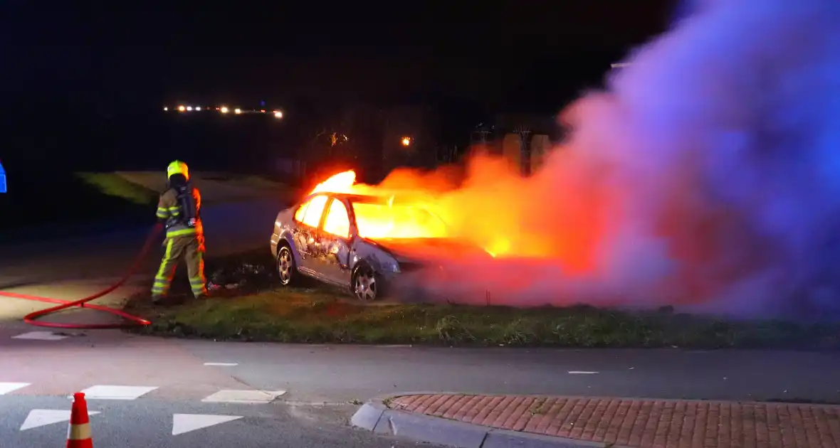 Brandende sloopauto zorgt voor veel rook