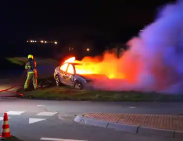 Brandende sloopauto zorgt voor veel rook