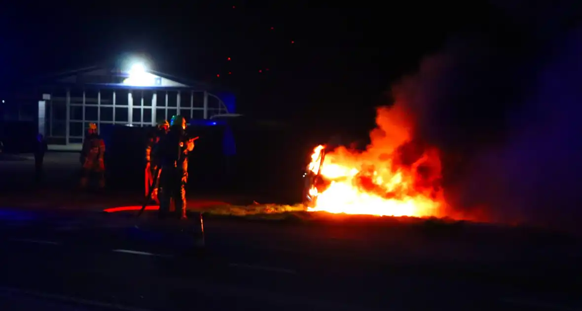 Brandende sloopauto zorgt voor veel rook - Foto 1