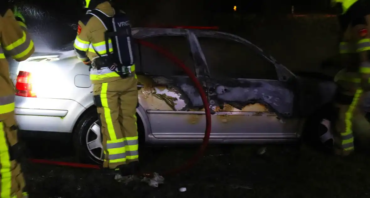 Brandende sloopauto zorgt voor veel rook - Foto 10