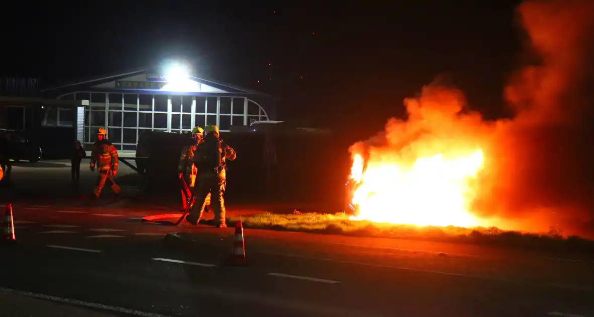 Brandende sloopauto zorgt voor veel rook - Foto 2