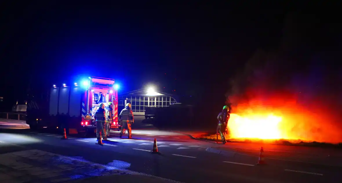 Brandende sloopauto zorgt voor veel rook - Foto 4