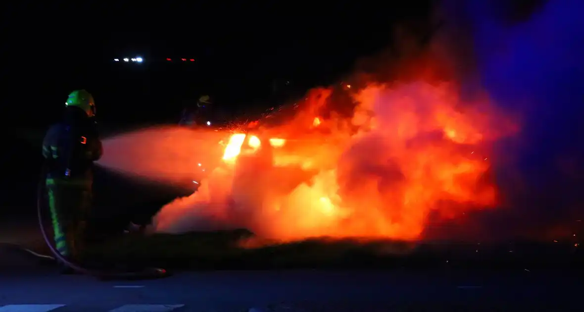 Brandende sloopauto zorgt voor veel rook - Foto 5