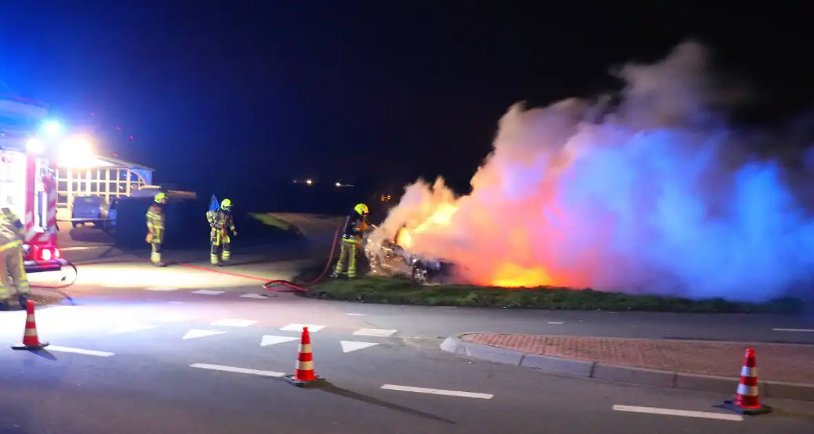 Brandende sloopauto zorgt voor veel rook - Foto 7