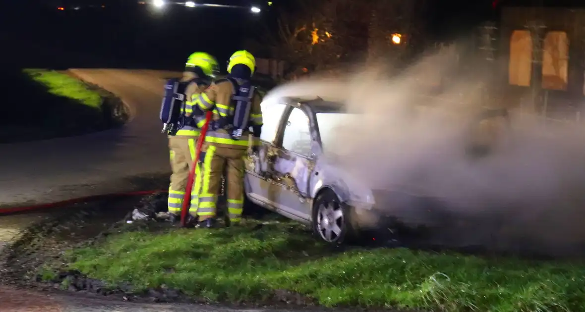 Brandende sloopauto zorgt voor veel rook - Foto 8