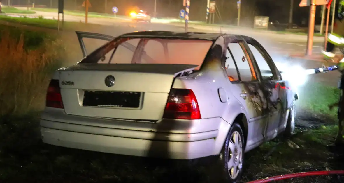 Brandende sloopauto zorgt voor veel rook - Foto 9