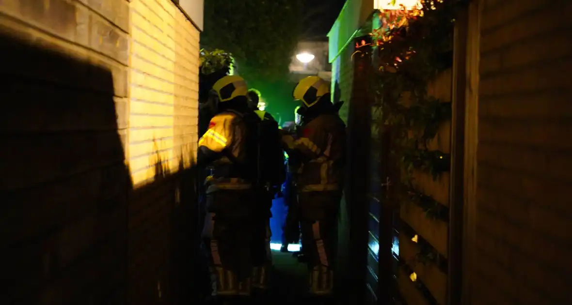 Woningen beschadigd door brand in bijgebouw - Foto 1