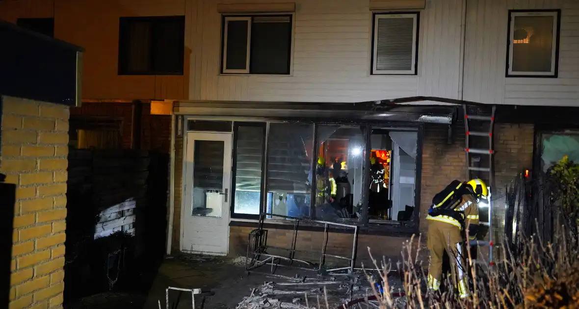 Woningen beschadigd door brand in bijgebouw - Foto 2