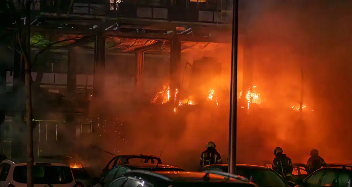 Flatbewoners geëvacueerd wegens grote brand in bouwketens