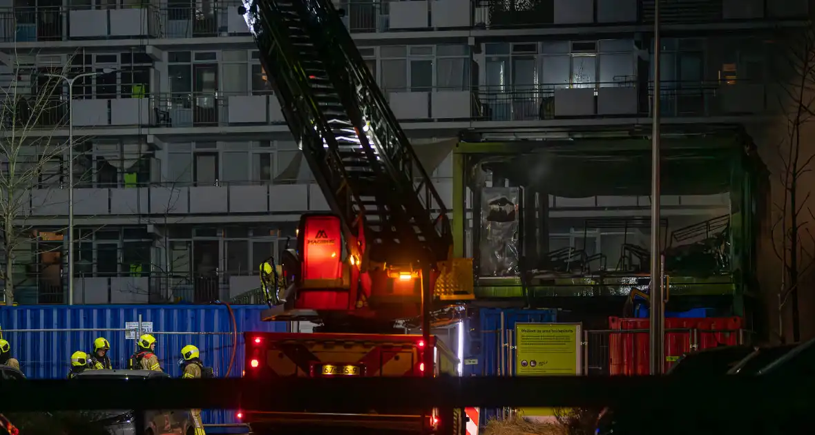 Flatbewoners geëvacueerd wegens grote brand in bouwketens - Foto 3