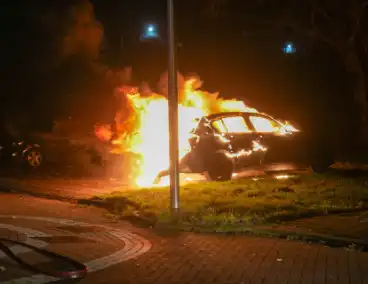 Auto volledig uitgebrand, politie onderzoekt oorzaak