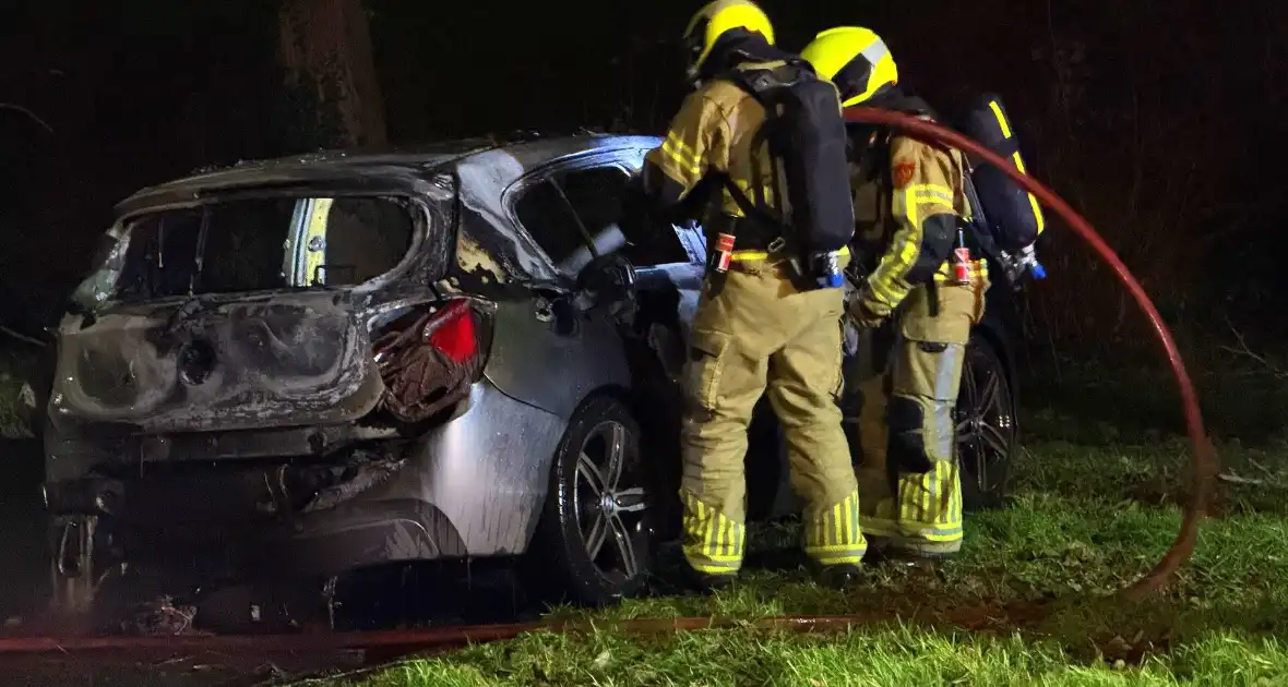 Auto volledig uitgebrand, politie onderzoekt oorzaak - Foto 1